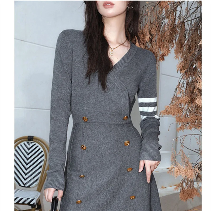 2023 Naujas megztinis, ilgas sijonas moterims prancūzijos dvieiliai kontrastas V-kaklo, juosmens trikotažo suknelė-line varžto sriegio office lady